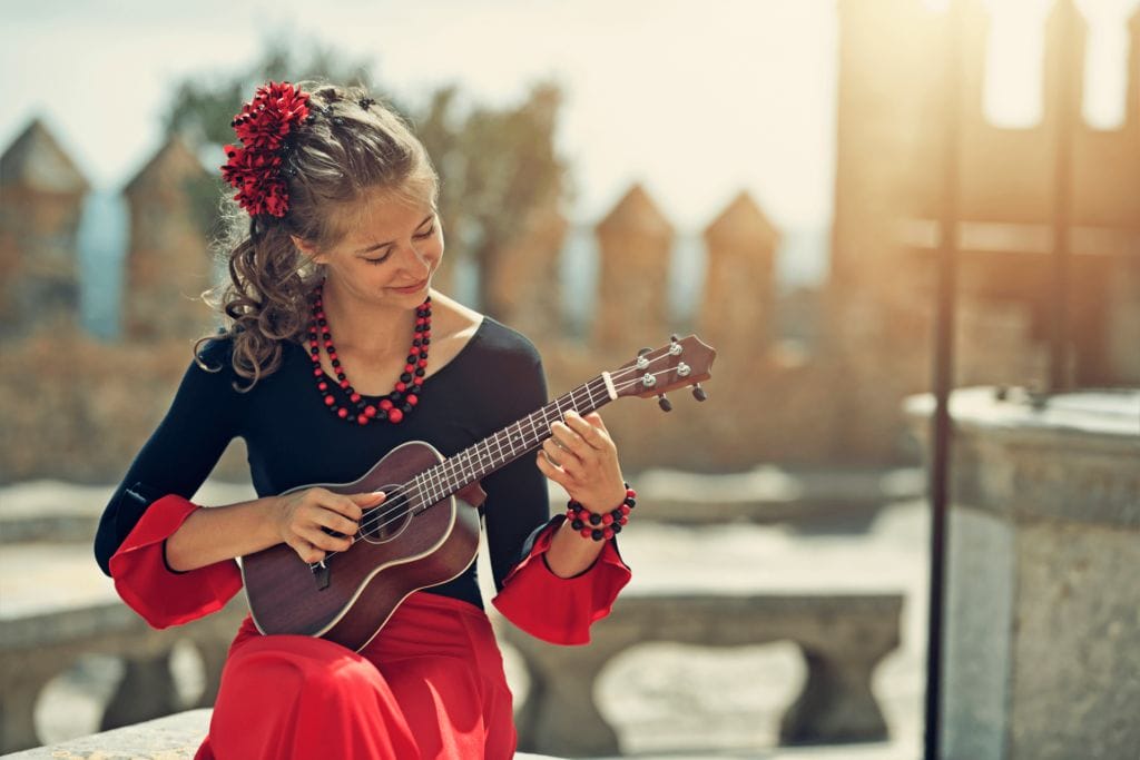 Frau mit Gitarre in Andalusien Spanien