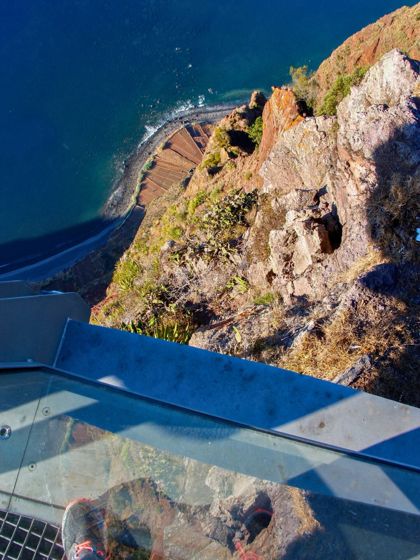 Blick von einer Glasboden-Plattform in die Tiefe des Abgrunds