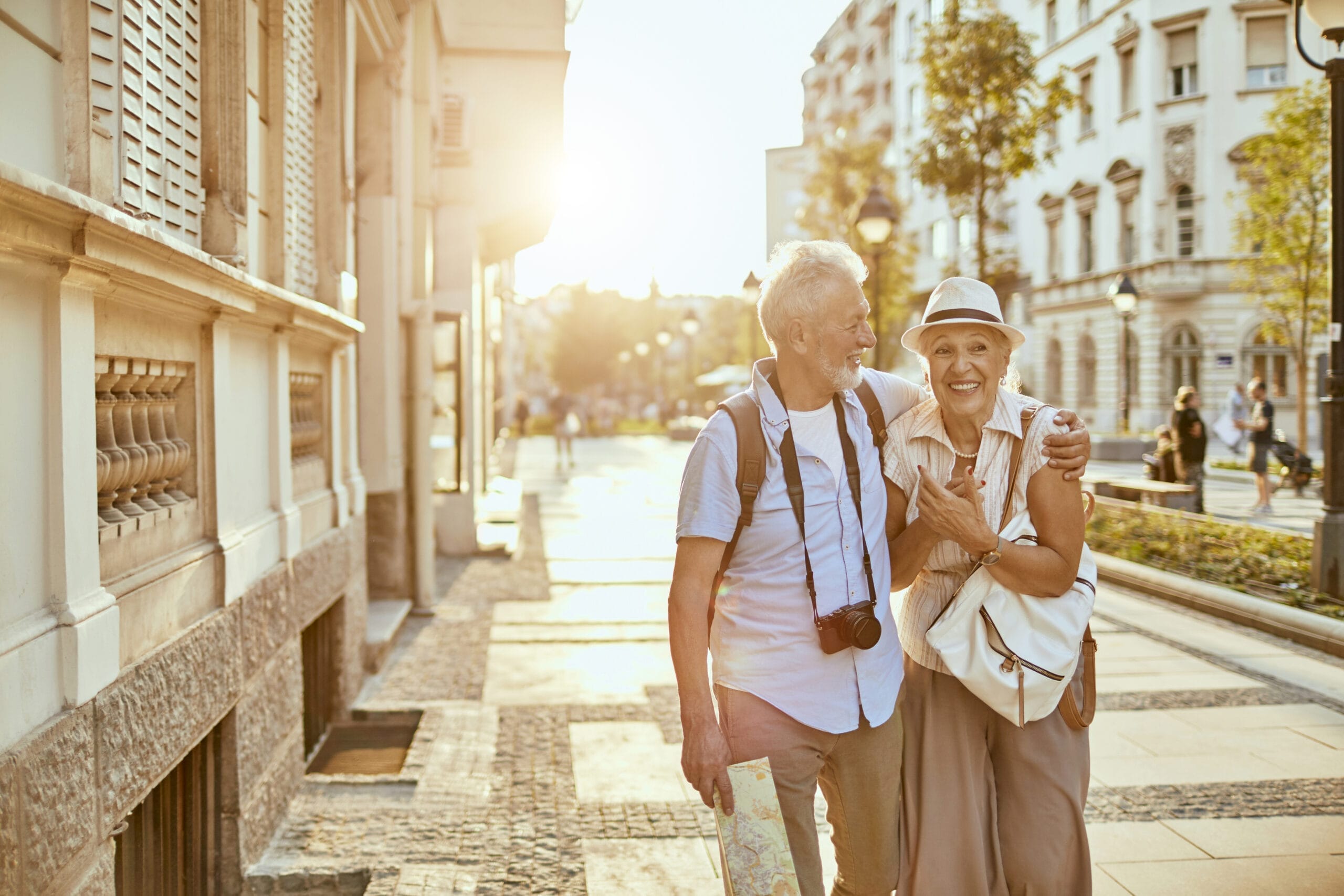 Ein älteres Paar, das durch eine Stadt schlendert