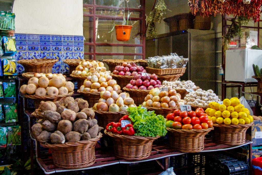 Körbe mit Gemüse in einer Markthalle