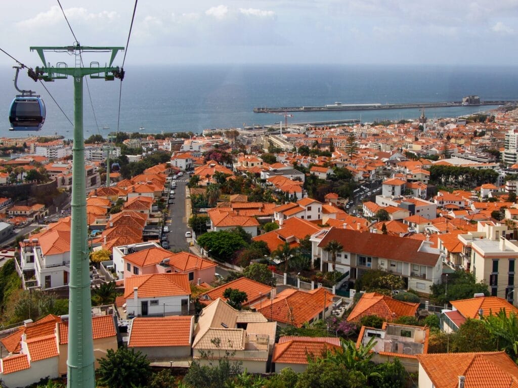 Luftaufnahme aus der Seilbahn über der Stadt Funchal
