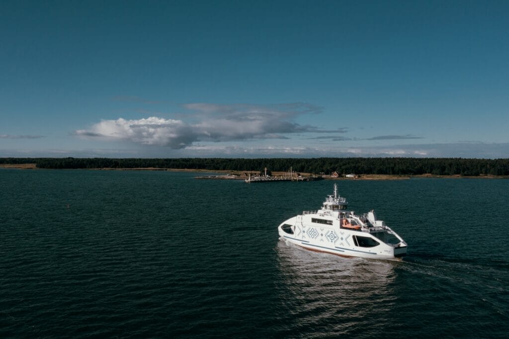 Fähre vor der Küste Estlands