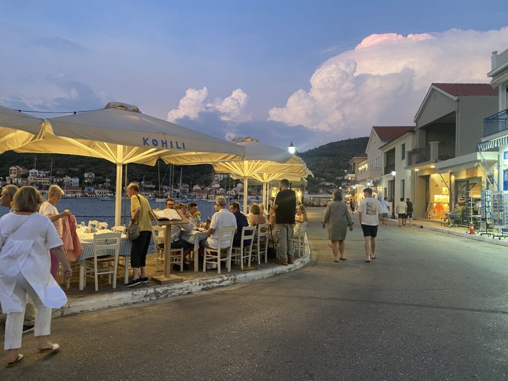 Ionische Inseln, Ithaka, Hafenpromenade in Vathy, Bilder Brigitte Jurczyk