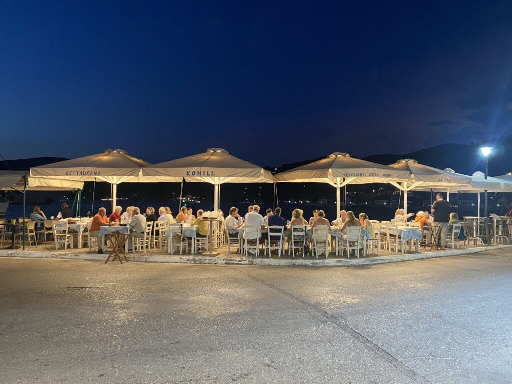 Ionische Inseln, Ithaka, Hafenpromenade in Vathy, Bilder Brigitte Jurczyk